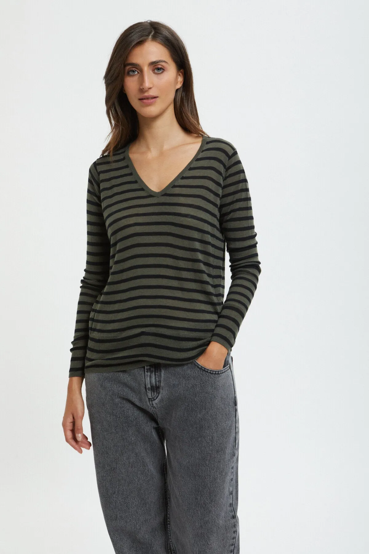 Long-sleeved V Neck pullover