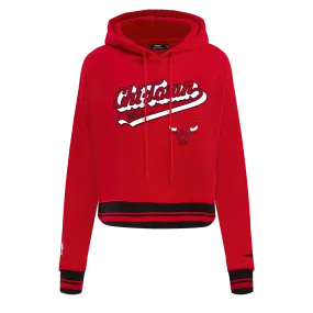 NBA CHICAGO BULLS SCRIPT TAIL WOMEN'S RIB FLC CROPPED PO HOODIE (RED/BLACK)